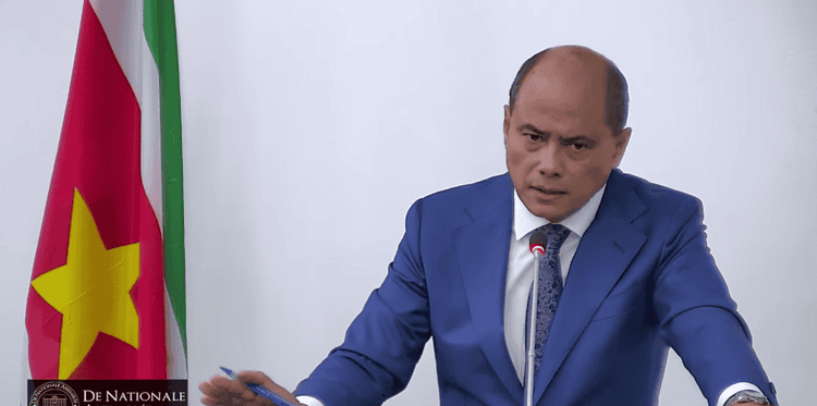 Screenshot 2026 02 03 103439 Jerrel Pawiroredjo, fractieleider van de NPS en lid van de commissie van rapporteurs, heeft tijdens de behandeling van wetsvoorstellen over het Openbaar Ministerie (OM) en de rechterlijke macht stevige kritiek geuit op de gekozen koers. Volgens hem is in de memorie van toelichting onvoldoende helder welk concreet probleem met de wijziging van artikel 146 van de Grondwet wordt opgelost.