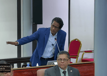 Screenshot 2026 02 03 114209 In De Nationale Assemblee ontstond maandag commotie toen VHP-parlementariër Dew Sharman fel uithaalde naar NDP-collega Silvana Afonsoewa vanwege geroep door de zaal. De irritatie volgde op opmerkingen van NDP’er Aziez Salarbaks over vermeende selectieve vervolging.