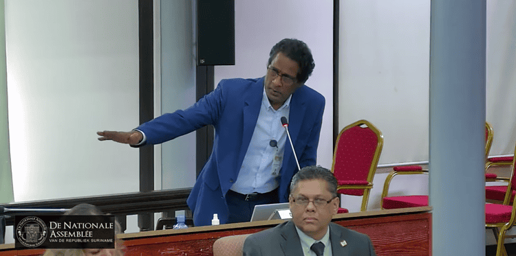 Screenshot 2026 02 03 114209 In De Nationale Assemblee ontstond maandag commotie toen VHP-parlementariër Dew Sharman fel uithaalde naar NDP-collega Silvana Afonsoewa vanwege geroep door de zaal. De irritatie volgde op opmerkingen van NDP’er Aziez Salarbaks over vermeende selectieve vervolging.