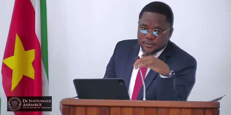 Screenshot 2026 02 04 154027 NPS-parlementariër Poetini Atompai heeft dinsdag tijdens een vergadering in De Nationale Assemblee (DNA) hard uitgehaald naar oud-president Chan Santokhi en procureur-generaal Garcia Paragsingh. Volgens Atompai is binnen het Openbaar Ministerie (OM) sprake van een situatie waarin één persoon in de praktijk bepaalt wie wel en wie niet wordt vervolgd of vastgezet.