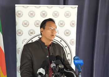 Minister van Openbare Werken en Ruimtelike Ordening, Stephen Tsang voor aanvang van RVM