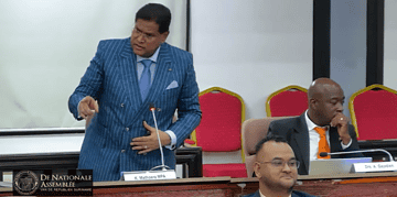 Screenshot 2026 02 06 073738 Assembleelid en voormalig president Chan Santokhi (VHP) heeft donderdag in De Nationale Assemblee (DNA) scherp gereageerd op uitspraken dat hij tijdens zijn presidentschap opdrachten zou hebben gegeven aan de procureur-generaal (pg).