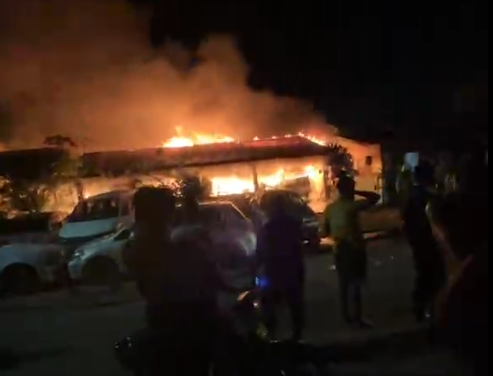 Screenshot 2026 02 06 210425 Vanavond zijn zeker drie woningen door brand verwoest aan de Floris Zwakkestraat op het Flora B-project. De brandweer was snel ter plaatse en wist uitbreiding te beperken.