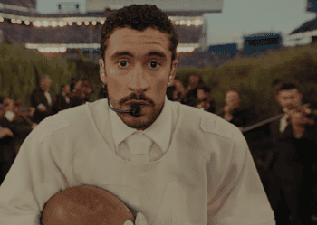Screenshot 2026 02 09 131309 Bad Bunny heeft tijdens de halftime show van de Super Bowl in het Levi’s Stadium een energiek eerbetoon gebracht aan Puerto Rico. In een optreden vol verwijzingen naar de eilandcultuur werd hij bijgestaan door onder anderen Lady Gaga, terwijl ook een muzikale knipoog naar reggaetonpionier Daddy Yankee onderdeel was van de show.