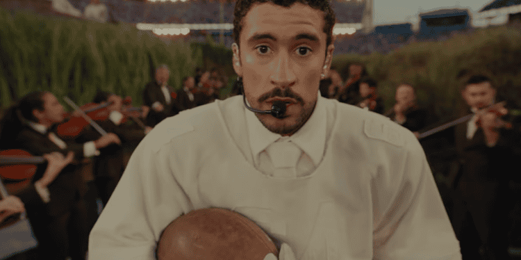 Screenshot 2026 02 09 131309 Bad Bunny heeft tijdens de halftime show van de Super Bowl in het Levi’s Stadium een energiek eerbetoon gebracht aan Puerto Rico. In een optreden vol verwijzingen naar de eilandcultuur werd hij bijgestaan door onder anderen Lady Gaga, terwijl ook een muzikale knipoog naar reggaetonpionier Daddy Yankee onderdeel was van de show.