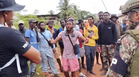 Screenshot 2026 02 14 120331 Het ultimatum dat het Korps Politie Suriname (KPS) aan de goudzoekers van Nieuw Koffiekamp heeft gesteld, is verstreken. De illegale goudzoekers hadden tot gisteren de ruimte om hun spullen uit de mijn te halen.