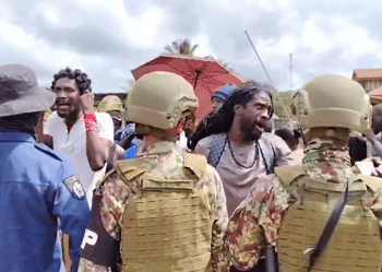 Screenshot 2026 02 14 142152 Districtscommissaris (dc) van Brokopondo, Gregory van der Kamp, geeft aan dat de ontruimingsactie van politie en militairen momenteel in Nieuw Koffiekamp en bij mast 106 niet is gericht op de dorpsbewoners.