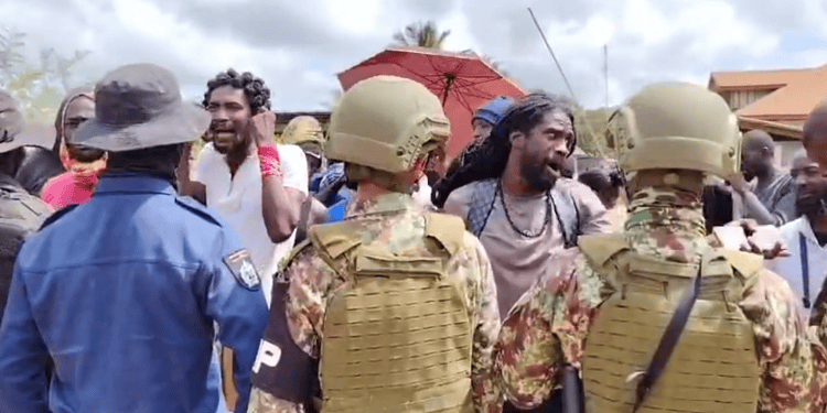 Screenshot 2026 02 14 142152 Districtscommissaris (dc) van Brokopondo, Gregory van der Kamp, geeft aan dat de ontruimingsactie van politie en militairen momenteel in Nieuw Koffiekamp en bij mast 106 niet is gericht op de dorpsbewoners.