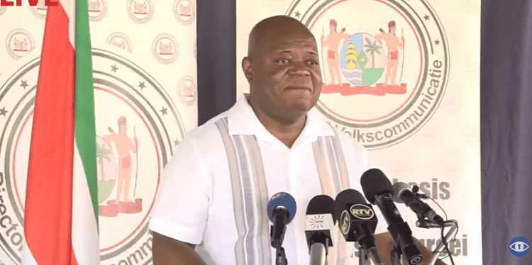 Minister Binnenlandse Zaken, Marinus Bee tijdens de Raad van Ministers