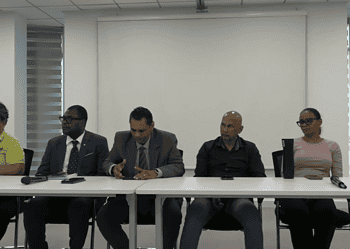 Screenshot 2026 02 25 095751 Het aantal chikungunya-besmettingen in Suriname is opgelopen tot 1150 sinds het virus in januari opnieuw is opgedoken. De Werkgroep Chikungunya Bestrijding meldt dat een mogelijk tweede sterfgeval wordt onderzocht en roept de bevolking op broedplaatsen van muskieten onmiddellijk weg te nemen.