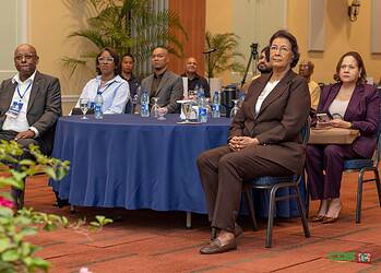 Suriname Silicon Valley Summit zet in op inhalen ICT achterstand 2 Suriname loopt achter op het gebied van ICT en innovatie, terwijl juist opleiding en toepassing in deze sectoren kunnen bijdragen aan kostenbesparing, productinnovatie en een efficiëntere organisatie van werkprocessen. Met de Suriname Silicon Valley (SSV) Summit is een stap gezet om die achterstand in te lopen. De summit werd dinsdag 10 februari gehouden in de Ballroom van Royal Torarica.