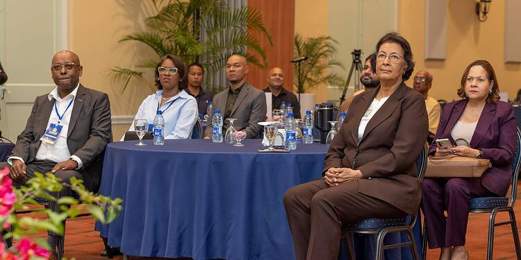 Suriname Silicon Valley Summit zet in op inhalen ICT achterstand 2 Suriname loopt achter op het gebied van ICT en innovatie, terwijl juist opleiding en toepassing in deze sectoren kunnen bijdragen aan kostenbesparing, productinnovatie en een efficiëntere organisatie van werkprocessen. Met de Suriname Silicon Valley (SSV) Summit is een stap gezet om die achterstand in te lopen. De summit werd dinsdag 10 februari gehouden in de Ballroom van Royal Torarica.