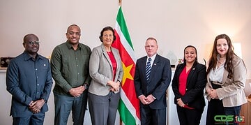 Tijdelijk zaakgelastigde Verenigde Staten maakt opwachting bij president 4 De tijdelijk zaakgelastigde van de Verenigde Staten van Amerika in Suriname, Paul Watzlavick, heeft vrijdag 20 februari 2026 zijn opwachting gemaakt bij president Jennifer Simons. Het gesprek vond plaats op het Kabinet van de President.