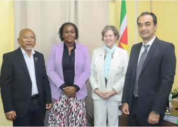 UNDP brengt kennismakingsbezoek aan ministerie van RO Een delegatie van het United Nations Development Programme (UNDP), onder leiding van Katy Thompson, Resident Representative voor Suriname en Guyana, heeft op dinsdag 3 februari 2026 een kennismakingsbezoek gebracht aan het ministerie van Regionale Ontwikkeling (RO).