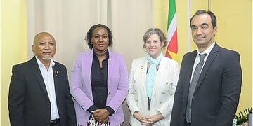 UNDP brengt kennismakingsbezoek aan ministerie van RO Een delegatie van het United Nations Development Programme (UNDP), onder leiding van Katy Thompson, Resident Representative voor Suriname en Guyana, heeft op dinsdag 3 februari 2026 een kennismakingsbezoek gebracht aan het ministerie van Regionale Ontwikkeling (RO).