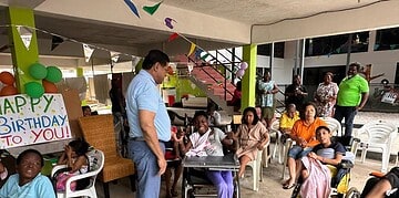 WhatsApp Image 2026 02 03 at 9.06.42 PM Met een warme en ontroerende daad heeft gewezen president, lid van De Nationale Assemblee en tevens voorzitter van de Vooruitstrevende Hervormingspartij, Chandrikapersad Santokhi zijn 67e verjaardag gevierd: hij schonk levensmiddelenpakketten aan 36 kindertehuizen in alle districten van Suriname. Wat begon als een praktische geste, veranderde in een dag vol liefde, knuffels en hoop — een viering waarbij harten werden geraakt en verbondenheid centraal stond.