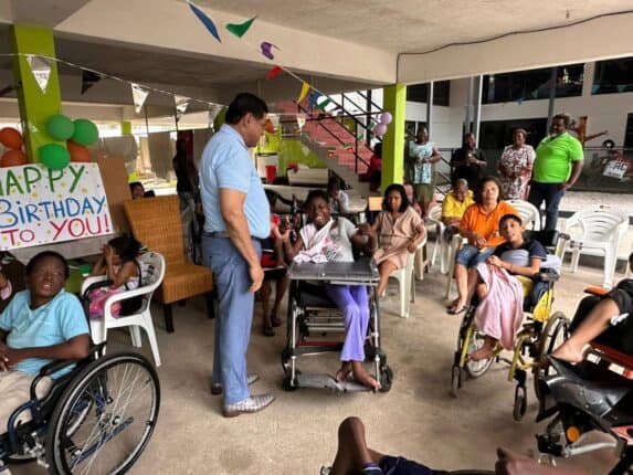 WhatsApp Image 2026 02 03 at 9.06.42 PM Met een warme en ontroerende daad heeft gewezen president, lid van De Nationale Assemblee en tevens voorzitter van de Vooruitstrevende Hervormingspartij, Chandrikapersad Santokhi zijn 67e verjaardag gevierd: hij schonk levensmiddelenpakketten aan 36 kindertehuizen in alle districten van Suriname. Wat begon als een praktische geste, veranderde in een dag vol liefde, knuffels en hoop — een viering waarbij harten werden geraakt en verbondenheid centraal stond.