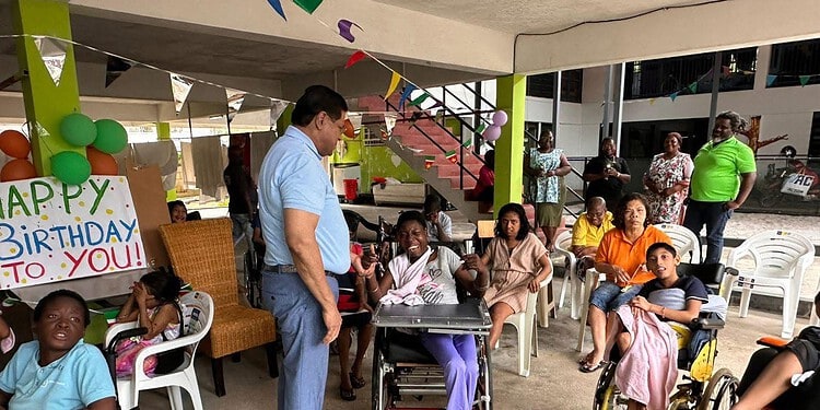 WhatsApp Image 2026 02 03 at 9.06.42 PM Met een warme en ontroerende daad heeft gewezen president, lid van De Nationale Assemblee en tevens voorzitter van de Vooruitstrevende Hervormingspartij, Chandrikapersad Santokhi zijn 67e verjaardag gevierd: hij schonk levensmiddelenpakketten aan 36 kindertehuizen in alle districten van Suriname. Wat begon als een praktische geste, veranderde in een dag vol liefde, knuffels en hoop — een viering waarbij harten werden geraakt en verbondenheid centraal stond.