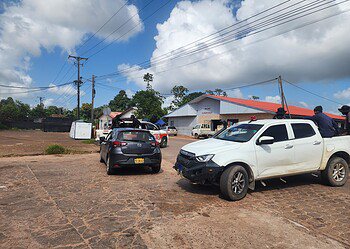 WhatsApp Image 2026 02 09 at 11.28.42 AM Er zijn ongeveer 28 personen ingezet om de 24-jarige Melvin te zoeken. Dat bevestigt inspecteur Benanon, die de leiding heeft over de zoekactie. “We hebben de manschappen verdeeld in groepen die verspreid over verschillende gebieden, zoals Matta en Colakreek, zullen zoeken richting de plek waar hij is verdwaald.”