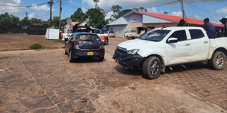 WhatsApp Image 2026 02 09 at 11.28.42 AM Er zijn ongeveer 28 personen ingezet om de 24-jarige Melvin te zoeken. Dat bevestigt inspecteur Benanon, die de leiding heeft over de zoekactie. “We hebben de manschappen verdeeld in groepen die verspreid over verschillende gebieden, zoals Matta en Colakreek, zullen zoeken richting de plek waar hij is verdwaald.”