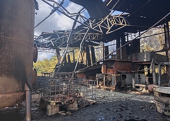 WhatsApp Image 2026 02 16 at 5.32.29 PM De politie kan de ondernemer van het olieverwerkingsbedrijf aan de Naaldvarenweg nog steeds niet bereiken. Het gaat om de 55-jarige Chinese ondernemer J.H., van wie twee opslagtanks zondagavond 15 februari 2026 in brand stonden aan het einde van de Naaldvarenweg in het politieressort Paranam.