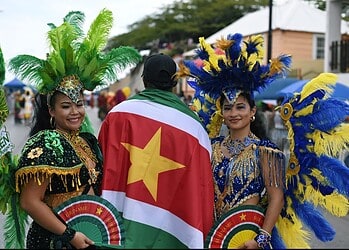 WhatsApp Image 2026 02 17 at 9.12.35 AM Suriname maakt ook dit jaar zijn opwachting tijdens de Gran Marcha Carnaval Parade op Curaçao. Op 15 en 17 februari 2026 presenteert een delegatie zich namens Stichting B’Art, Culture & Sport Empowerment, met als doel Surinaamse kunst en cultuur internationaal onder de aandacht te brengen en jong talent extra kansen te bieden.
