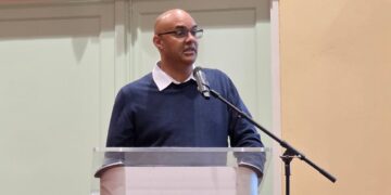 WhatsApp Image 2026 02 21 at 20.56.58 1 1152x1536 1 e1771720957371 Het ministerie van Natuurlijke Hulpbronnen (NH) organiseerde in de Royal Ballroom van Torarica een validatiesessie voor de communicatiestrategie van het Suriname Competitiveness and Sector Diversification (SCSD) Project, component 1. Tijdens de bijeenkomst werden de uitkomsten van stakeholderbijeenkomsten uit december 2025 gedeeld en werd de stand van zaken besproken rond de oprichting van de Delfstoffenautoriteit Suriname (D.A.S.).