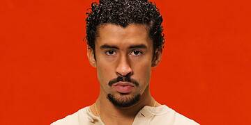 badbunny In de Grammy Awards, die zondag 1 februari 2026 plaatsvonden in de Crypto.com Arena, heeft Bad Bunny geschiedenis geschreven door als eerste artiest met een volledig Spaanstalig album de prijs voor Album of the Year te winnen. De show werd uitgezonden op CBS en was ook te streamen via Paramount+. Trevor Noah presenteerde de ceremonie voor de zesde en volgens de organisatie laatste keer.