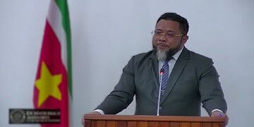 bronto somohardjo Tijdens het debat in De Nationale Assemblee (DNA) over de hervorming van de rechterlijke macht heeft PL-assembleelid Bronto Somohardjo hard uitgehaald naar de oppositie.