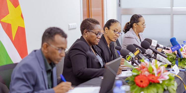 Minister Wijnerman: focus op fiscale discipline en transparantie 1 cb33c8c8 7029 41d8 93ec 1bff8b90c832 Minister Adelien Wijnerman van Financiën en Planning zegt dat haar ministerie de afgelopen maanden inzet op strengere fiscale discipline en meer transparantie in het financieel beleid. Tegelijk moeten economische groei en herstel verder worden ondersteund.