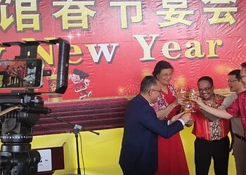 chinees nwjaar 2026 Simons Rusland a De vereniging Chung Fa Foei Kon heeft tijdens de feestelijke viering van Chinees Nieuwjaar hoog bezoek ontvangen van president Jennifer Simons en vicepresident Gregory Rusland. Met hun aanwezigheid op dinsdag 17 februari 2026 spraken zij waardering uit voor de Chinese gemeenschap in Suriname en benadrukten zij de betekenis van het Jaar van het Vuurpaard.