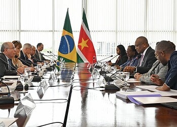 d702bc1c b193 4030 b75a bd7ccd070f50 Minister Melvin Bouva van Buitenlandse Zaken, Internationale Handel en Samenwerking (BIS) heeft maandag 2 februari 2026 een werkoverleg gehad met de Braziliaanse minister van Buitenlandse Zaken, Mauro Vieira, en een delegatie. Het gesprek vond plaats op het Palácio do Itamaraty in Brasília.