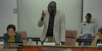 ebu jones Initiatiefnemer Ebu Jones (NDP) stelde in De Nationale Assemblee dat de hervorming van de rechterlijke macht niet moet worden gezien als een politiek machtsvraagstuk, maar als een noodzakelijke modernisering van het systeem. Hij wees erop dat er binnen de huidige inrichting – met name bij het Openbaar Ministerie (OM) – al langere tijd kwetsbaarheden bestaan die volgens hem om een structurele aanpak vragen.