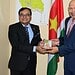 India en Suriname willen samenwerking in onderwijs verder verdiepen 10 gupta currie De ambassadeur van India in Suriname, Subhash P. Gupta, heeft op maandag 16 februari 2026 een eerste formeel bezoek gebracht aan minister Dirk Currie van Onderwijs, Wetenschap en Cultuur. Tijdens het onderhoud is stilgestaan bij de historische banden tussen India en Suriname en de mogelijkheden om de samenwerking verder uit te bouwen.