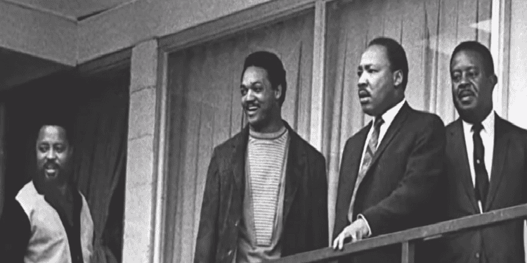 jesse jackson en dr king De Verenigde Staten hebben afscheid genomen van een van hun meest invloedrijke burgerrechtenleiders. Jesse Jackson is op 84-jarige leeftijd overleden. Met zijn dood verliest Amerika een markante figuur die meer dan zestig jaar lang streed voor gelijke rechten, economische rechtvaardigheid en politieke vertegenwoordiging van Afro-Amerikanen en andere gemarginaliseerde gemeenschappen.