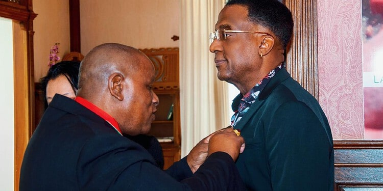 maaay Kaseko-legende Steven Maayen (Sabakoe) is onderscheiden met de staatsonderscheiding ‘Ridder in de Ereorde van de Palm’. De erkenning is toegekend in het kader van 50 jaar staatkundige onafhankelijkheid van Suriname.