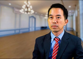 maxresdefault De regering moet volgens NPS-parlementariër Jeffrey Lau zo snel mogelijk insecticiden inkopen om de Aedes aegypti, de muskiet die het chikungunya-virus overbrengt, te bestrijden. Lau wijst erop dat het aantal geregistreerde besmettingen blijft stijgen en binnen een week meer dan verdubbeld is. Daarnaast zouden bij een aantal personen ook dengue-besmettingen zijn vastgesteld.