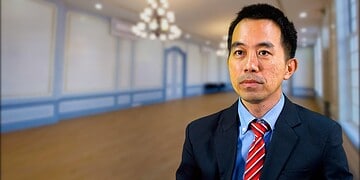 maxresdefault De regering moet volgens NPS-parlementariër Jeffrey Lau zo snel mogelijk insecticiden inkopen om de Aedes aegypti, de muskiet die het chikungunya-virus overbrengt, te bestrijden. Lau wijst erop dat het aantal geregistreerde besmettingen blijft stijgen en binnen een week meer dan verdubbeld is. Daarnaast zouden bij een aantal personen ook dengue-besmettingen zijn vastgesteld.