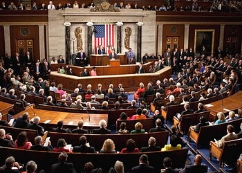 on the floor De gedeeltelijke sluiting van de Amerikaanse overheid houdt waarschijnlijk nog dagen aan. Voorzitter van het Huis van Afgevaardigden Mike Johnson zegt dat een financieringspakket pas later deze week in stemming komt, terwijl Democraten en Republikeinen botsen over beperkingen op immigratieacties van ICE.