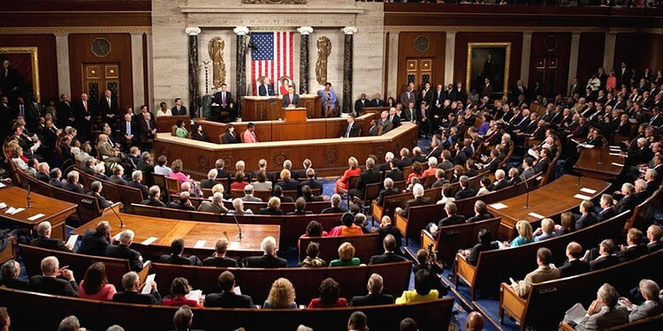 Johnson verwacht geen snelle stemming; gedeeltelijke shutdown VS sleept voort door conflict over ICE 1 on the floor De gedeeltelijke sluiting van de Amerikaanse overheid houdt waarschijnlijk nog dagen aan. Voorzitter van het Huis van Afgevaardigden Mike Johnson zegt dat een financieringspakket pas later deze week in stemming komt, terwijl Democraten en Republikeinen botsen over beperkingen op immigratieacties van ICE.