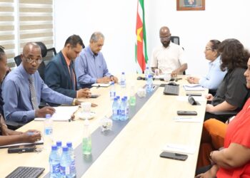 volksgezondheid ncd De afdeling Niet-Overdraagbare Ziekten (NCD) heeft het NCD-jaarplan 2026 gepresenteerd aan minister André Misiekaba van Volksgezondheid, Welzijn en Arbeid (VWA). Bij de presentatie waren ook onderminister Radj Jadnanansingh en het directieteam van het ministerie aanwezig.