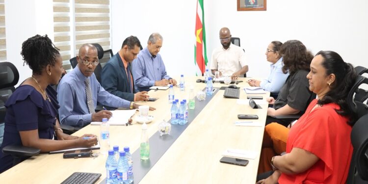 volksgezondheid ncd De afdeling Niet-Overdraagbare Ziekten (NCD) heeft het NCD-jaarplan 2026 gepresenteerd aan minister André Misiekaba van Volksgezondheid, Welzijn en Arbeid (VWA). Bij de presentatie waren ook onderminister Radj Jadnanansingh en het directieteam van het ministerie aanwezig.