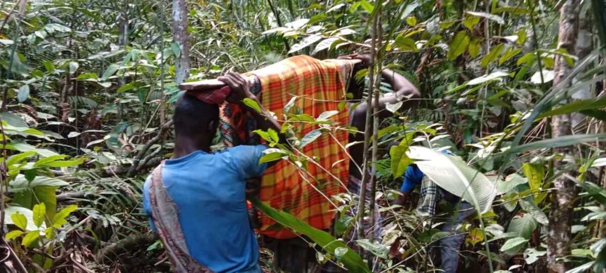 Geestelijken zijn bezig met rituelen op de plek waar Melvin voor het laatst is gezien, met een obia.