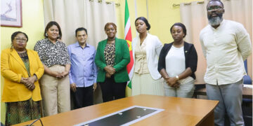 𝐃𝐋𝐆𝐏 𝐛𝐞𝐬𝐩𝐫𝐞𝐞𝐤𝐭 𝐯𝐞𝐫𝐬𝐭𝐞𝐫𝐤𝐢𝐧𝐠 𝐝𝐞𝐜𝐞𝐧𝐭𝐫𝐚𝐥𝐢𝐬𝐚𝐭𝐢𝐞𝐛𝐞𝐥𝐞𝐢𝐝 𝐦𝐞𝐭 𝐑𝐎 1 Het Decentralization and Local Government Program (DLGP) heeft met minister Miquella Huur van Regionale Ontwikkeling (RO) gesproken over het verder versterken van het decentralisatiebeleid in Suriname. Daarbij verzorgde Mahender Pershad, Finance and Planning manager van het DLGP, op donderdag 19 februari 2026 een presentatie voor de minister en haar directeuren.