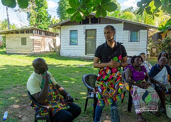 032fa825 b7e1 4b59 b8df be7f9da79533 De bijeenkomst werd geopend door Samunda Jabini namens de VSG. Daarna volgden het tweede couplet van het Surinaams volkslied en een gebed. In de toespraken die volgden, werd het belang benadrukt van samenwerking, wederzijds respect en voortgezette dialoog over de positie van binnenlandgemeenschappen bij natuurbeheer en ontwikkeling.