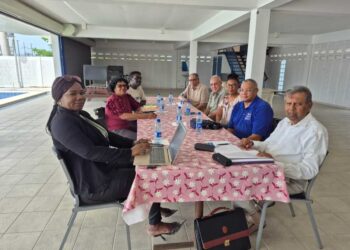 1000558916 De Surinaamse Vereniging van Journalisten (SVJ) en de Vereniging van Radio- en Televisiebedrijven in Suriname (VRTS) hebben een samenwerkingsverband gesloten om te werken aan meer duidelijkheid en ordening binnen het journalistieke en mediaveld in Suriname. Centraal in de samenwerking staat de invoering en afstemming van een accreditatiesysteem voor zowel journalisten als mediabedrijven.