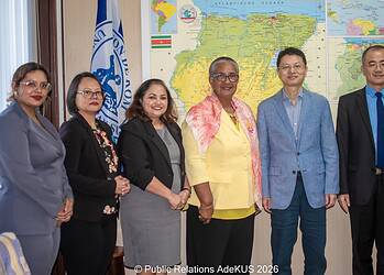 1773337998128blob De ambassadeur van de Volksrepubliek China in Suriname, Zijne Excellentie Lin Ji, heeft op woensdag 11 maart een kennismakingsbezoek gebracht aan het bestuur van de Anton de Kom Universiteit van Suriname (AdeKUS). Hij werd daarbij vergezeld van een delegatie van de Chinese ambassade en de Chinese directeur van het Confucius Instituut, Aifeng Chen.