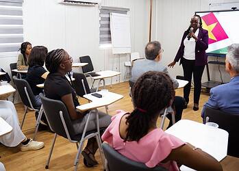 SDI ontvangt scholieren uit Frans-Guyana voor diplomatieprogramma 3 2026.03.04 BIS 01 SDI Bezoek Franse studenten 2 Een groep van 19 scholieren en twee begeleiders van het Lycée Gaston Monnerville uit Kourou (Frans-Guyana) heeft het Suriname Diplomaten Instituut (SDI) bezocht. Het bezoek maakt deel uit van een meerdaags programma rond diplomatie, bestuur en internationale samenwerking.