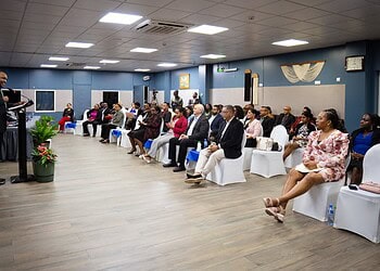 2026.03.06 BIS 02 SDI Economische Diplomatie Het Suriname Diplomaten Instituut (SDI), een werkarm van het ministerie van Buitenlandse Zaken, Internationale Handel en Samenwerking, heeft op vrijdag 6 maart 2026 de verdiepingscursus Economische Diplomatie officieel afgesloten. De cursus werd afgerond met een paneldiscussie die door de deelnemers zelf was georganiseerd onder het thema: “Van Contact naar Contract: Economische Diplomatie in Actie.”