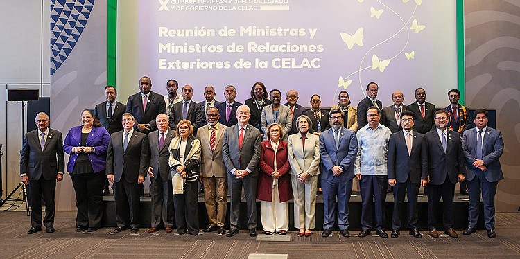 2026.03.20 BIS CELAC Ministers of Foreign Afffairs Minister Melvin Bouva van Buitenlandse Zaken, Internationale Handel en Samenwerking heeft tijdens bijeenkomsten van de Community of Latin American and Caribbean States (CELAC) in Bogotá het belang van regionale samenwerking, veiligheid en gezamenlijke internationale belangenbehartiging onderstreept. De bijeenkomsten vonden plaats van 18 tot en met 21 maart 2026 in de Colombiaanse hoofdstad.